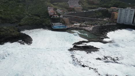 在特內里夫的梅薩德爾馬爾 (mesa del mar),加那利群島 (canary islands),西班牙的海<unk>被海浪擊中