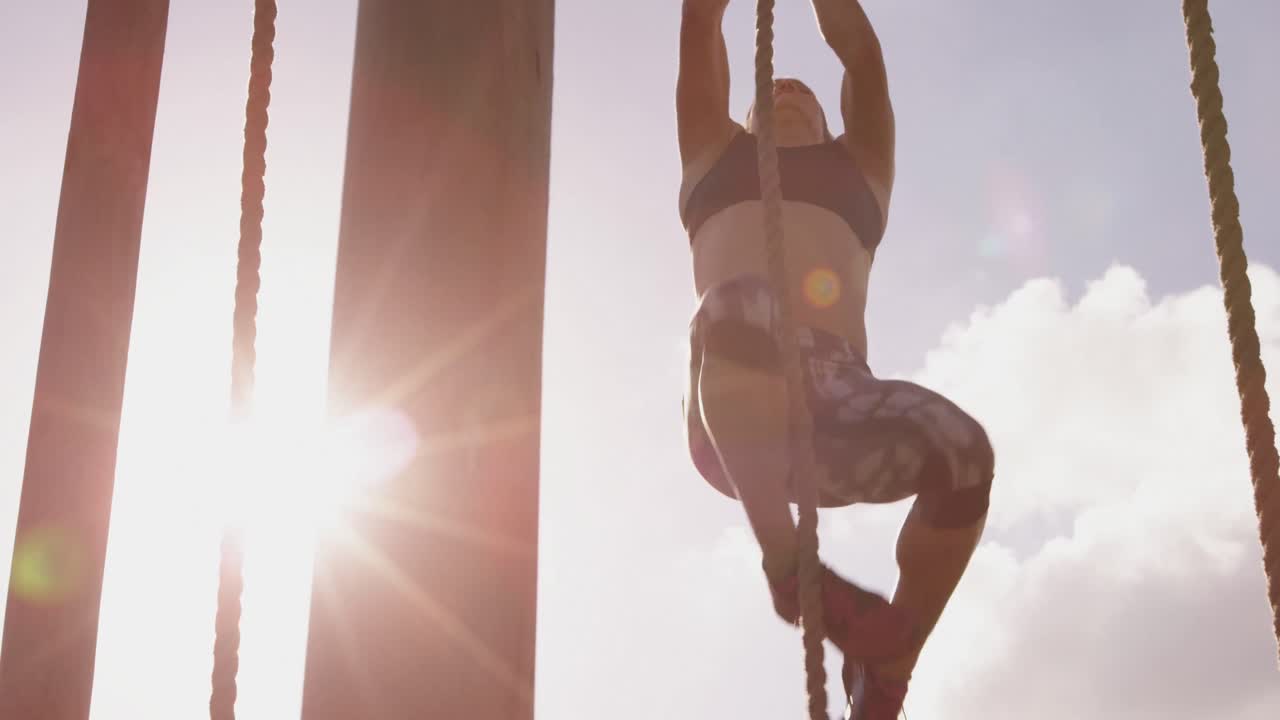 mujer joven entrenando en un campamento de gimnasia al aire libre