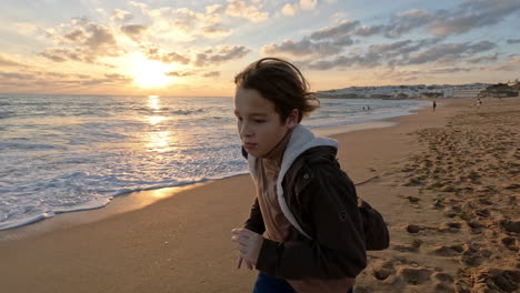 Adolescente-Corriendo-En-La-Playa-De-Arena-Al-Atardecer