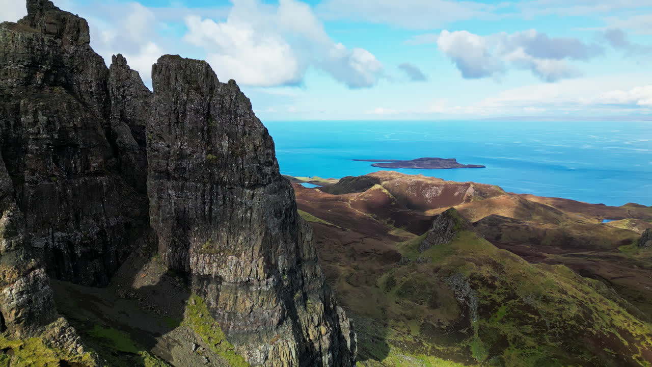 알프스 호수 와 바다 가 나타나고, 스코틀랜드 고원 아래 에 잔디 가 많은 언덕 들 이 굴러가고 있다.