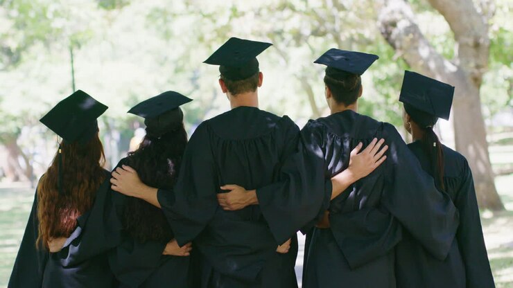 Gruppo di laureati che festeggiano la laurea.