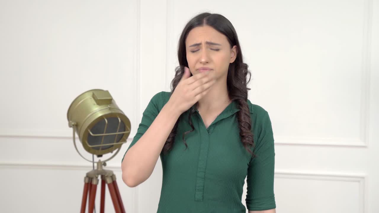 chica india perezosa y cansada