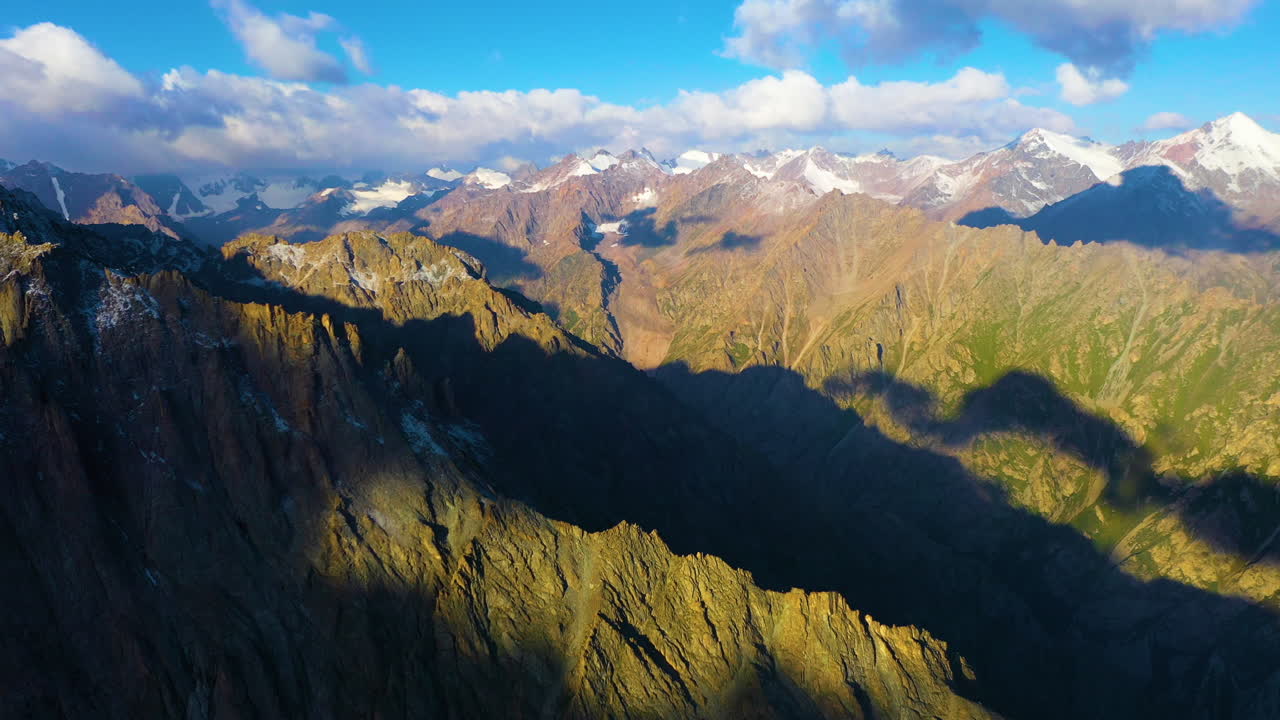 vista aérea cinematográfica de drones del impresionante paisaje montañoso de kirguistán