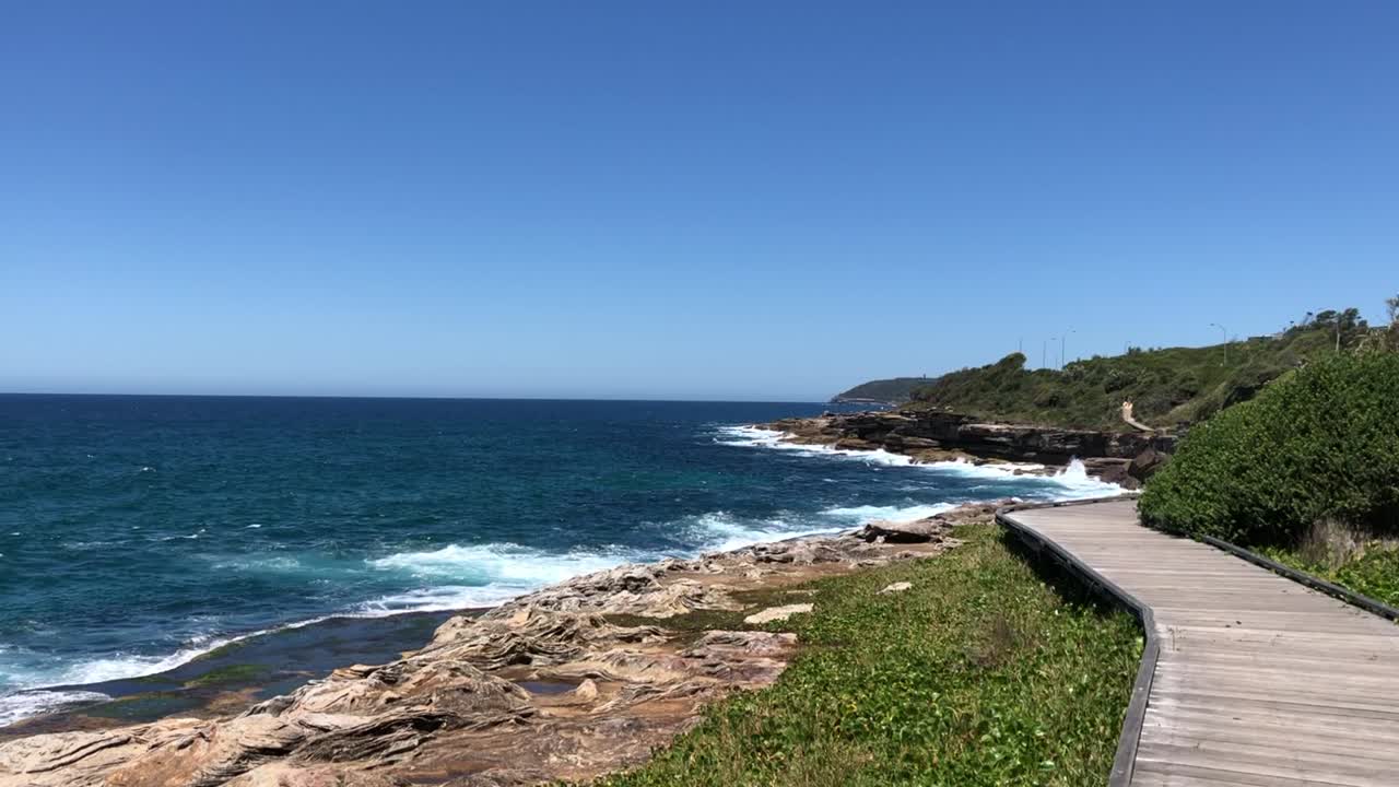 바다와 물결치는 바다가 내려다보이는 컬 컬 비치 워크웨이