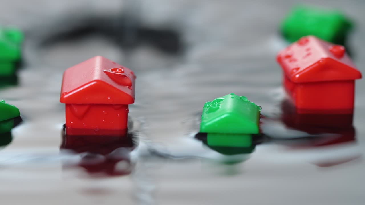 casas de juguetes inundadas