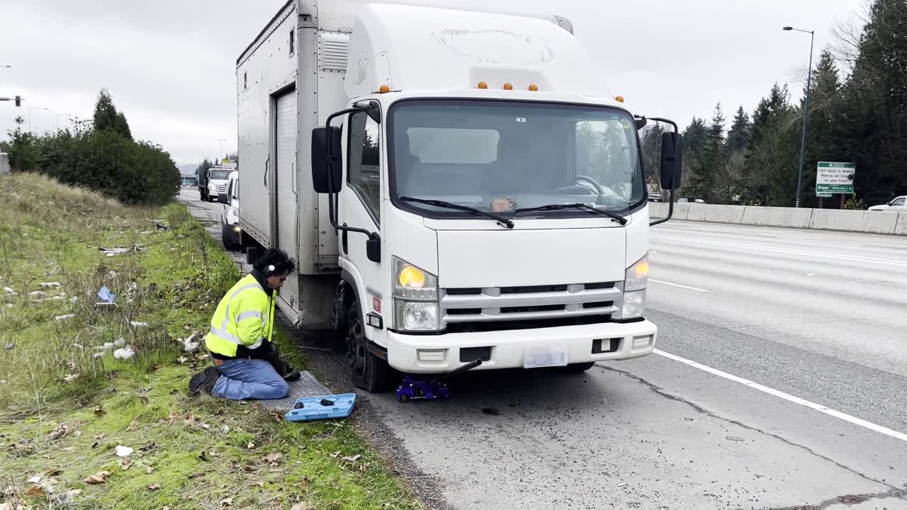 도로에 좌초된 트레일러의 타이어 교체