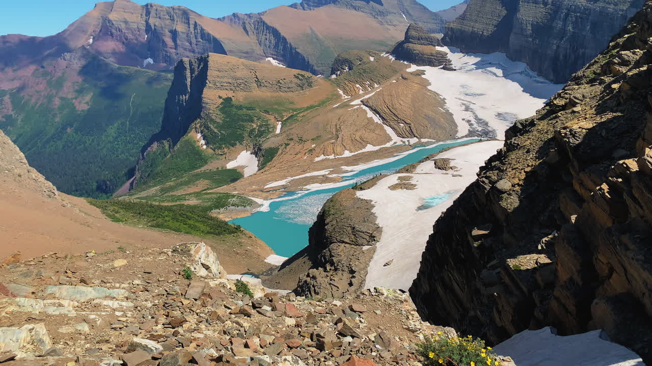 disparo constante del valle glacial rodeado de majestuosas colinas y montañas en el glaciar grinnell - parque nacional glaciar