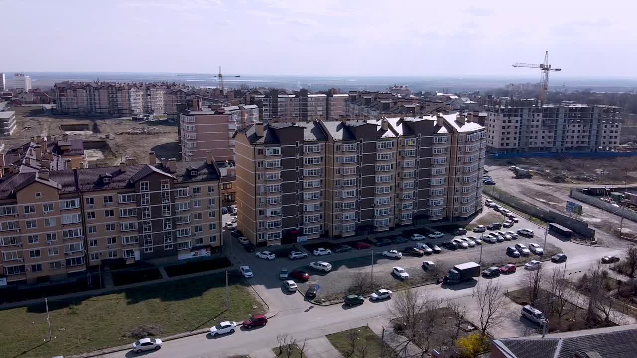 드론으로 공중에서 높은 건물을 가진 집과 주거 구역의 파노라마 원형 촬영. 은 날 잔디과 도로가 있는 도시 구역의 도시 풍경.