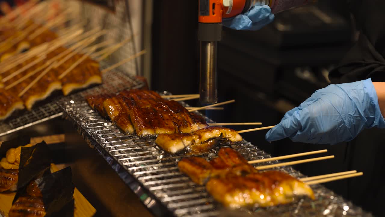 나무 석탄 그릴 에 개진 고기 를 요리 하는 것