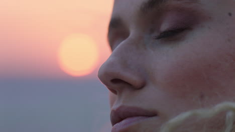 Primer-Plano-Retrato-De-Una-Hermosa-Mujer-Disfrutando-De-La-Tranquila-Playa-Al-Atardecer-Contemplando-Un-Viaje-Explorando-La-Espiritualidad-Sintiendo-Libertad-Con-El-Viento-Soplando-El-Pelo