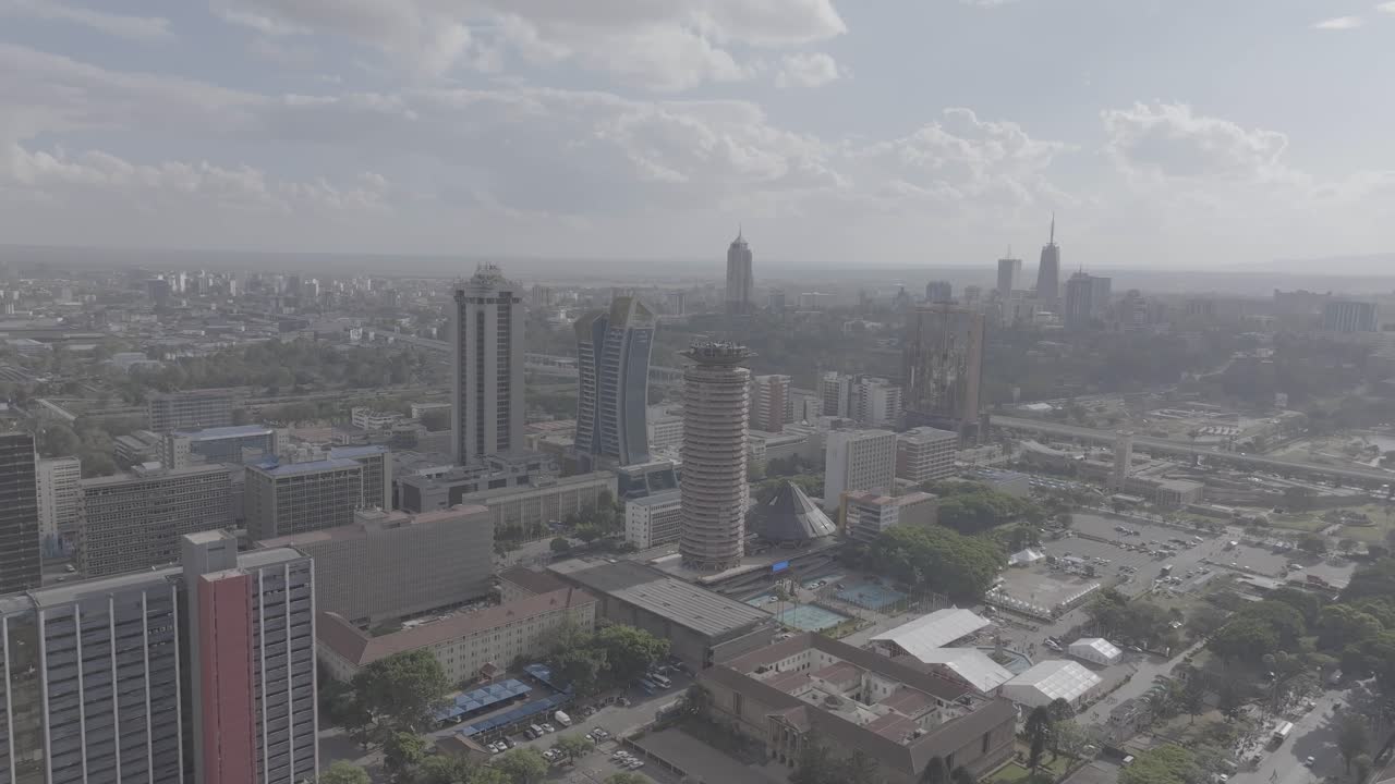 Ripresa aerea con drone del Centro Congressi Internazionale KICC Kenya nello skyline di Nairobi