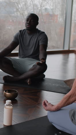 sesión de meditación en grupo de yoga