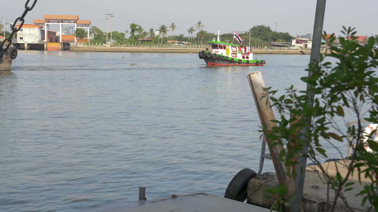 강에 태국 국기, 녹색 흰색 배와 잡아 당김 보트