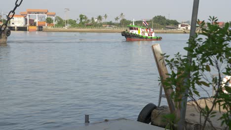 Remolcador-Con-Bandera-De-Tailandia,-Barco-Blanco-Verde-En-El-Río