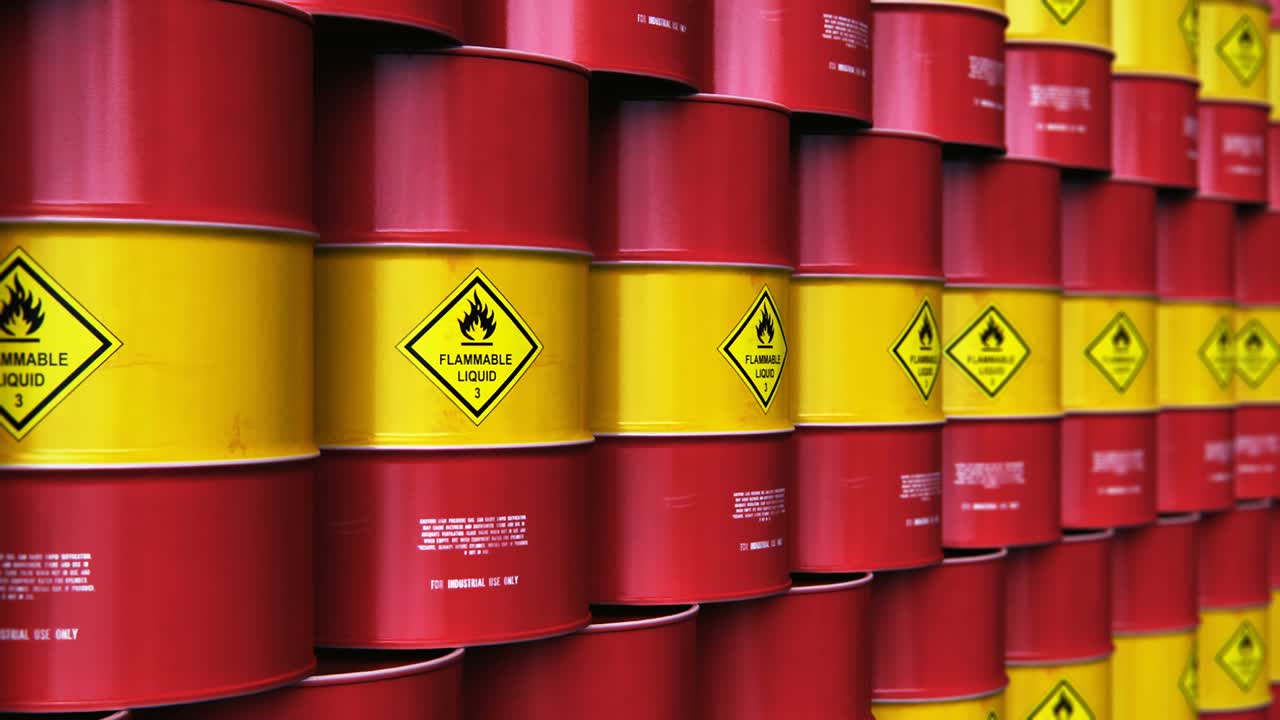 grupo de filas de barriles de petróleo apilados rojos en un almacén de almacenamiento