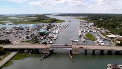 Antena-Alta-Sobre-El-Puente-Levadizo-Sobre-El-Canal-Intracostero-En-Wrightsville-Beach-Nc,-Carolina-Del-Norte-Cerca-De-Wilmington-Nc