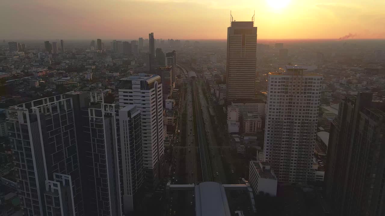 Horizonte de Bangkok, Drone ao pôr do sol, Skytrain BTS pela cidade