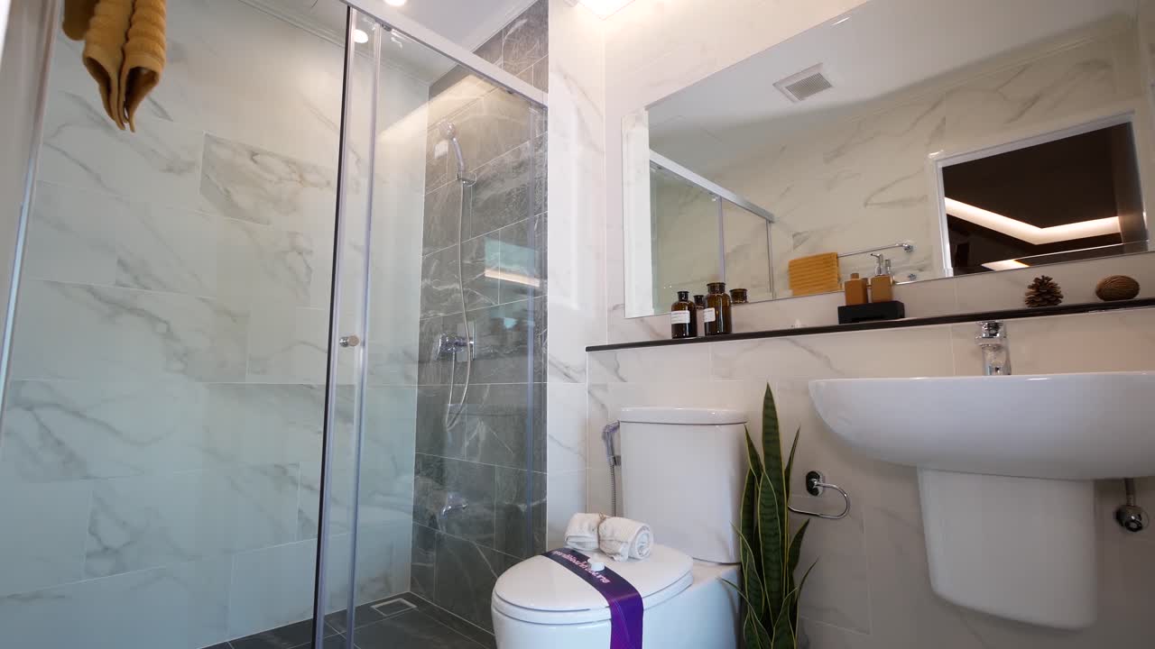 hermoso y elegante baño de pared de piedra con cabina de ducha