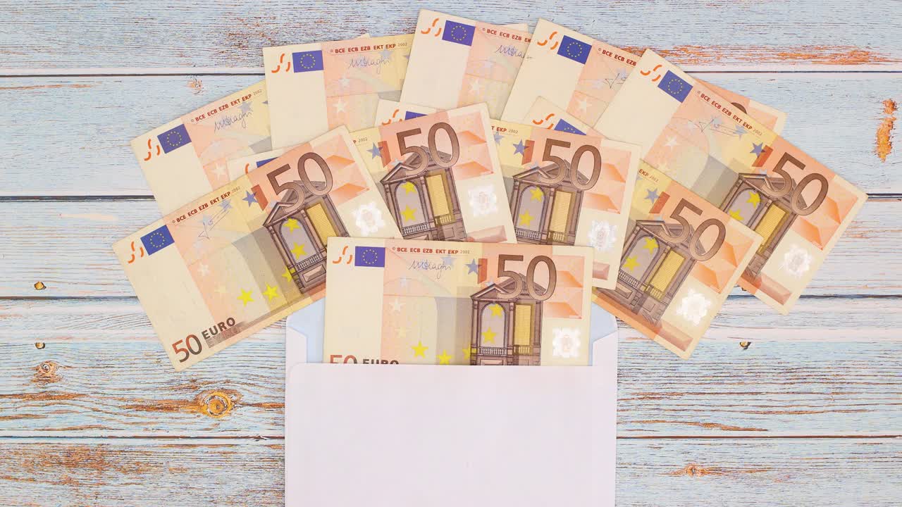 Fünfzig-Euro-Banknoten kommen aus weißem Umschlag - Stop-Motion