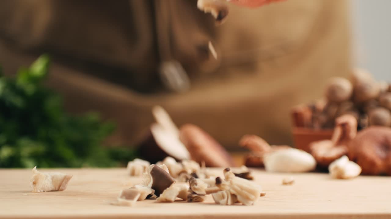 버섯을 잘라내는 것