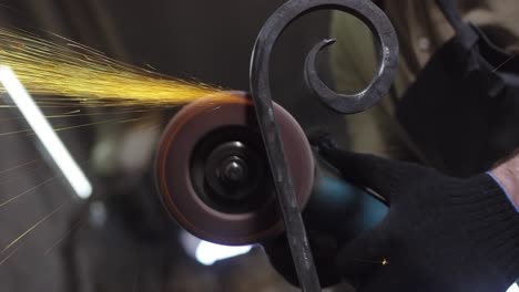 blacksmith using polishing machine