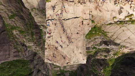 vista aérea de arriba hacia abajo sobre la roca del púlpito con una grieta gigante en la cornisa de la roca
