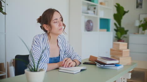 Estudiante-Enfocada-Aprendiendo-En-El-Escritorio