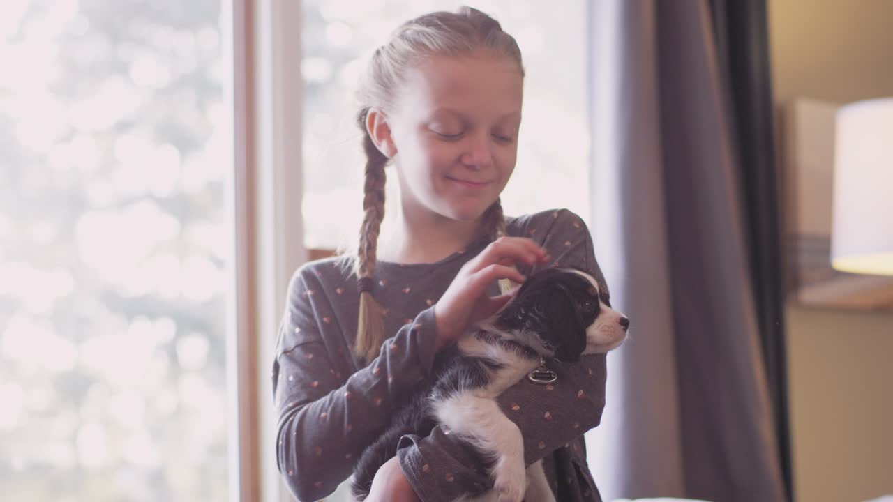 사랑스러운 강아지를 안고 애완하는 어린 소녀의 초상화.