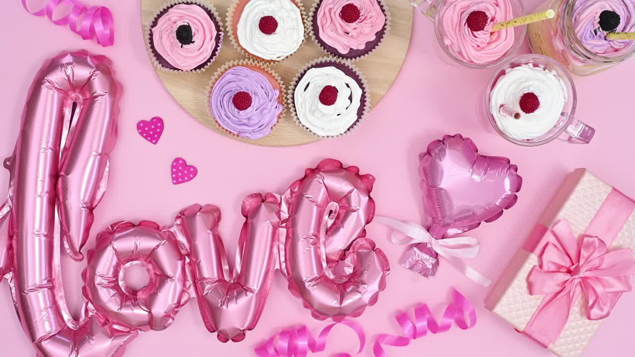 el día de san valentín mesa romántica con deliciosos dulces y globos aparecen. detener el movimiento