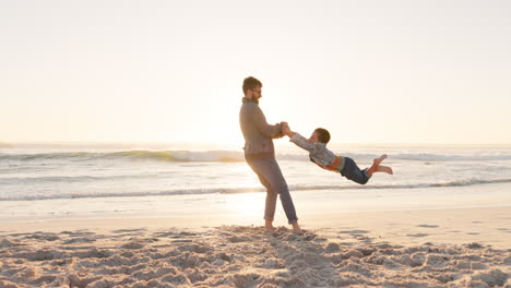 Sommer,-Strand-Und-Ein-Mann,-Der-Seinen-Sohn-Im-Freien-Schwingt