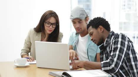 empleados trabajando juntos en la computadora portátil