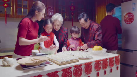 Atractivo-Retrato-Asiático-Gran-Familia-Feliz-De-Múltiples-Generaciones-Tiene-Niños-Cocinando-Juntos-En-La-Cocina-Para-Celebrar-Un-Festival-Alegre-Con-Cara-Sonriente-En-Una-Casa-Cálida