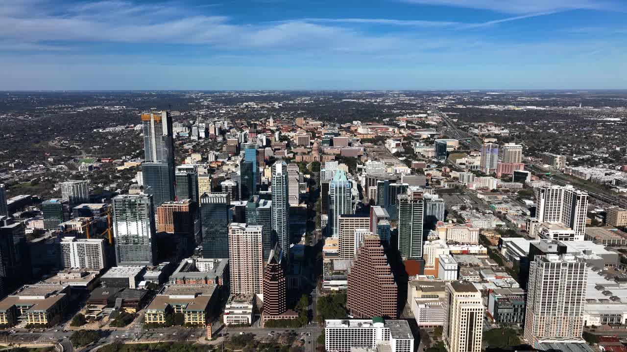 미국 오스틴의 가을 날 텍사스 주 의사당을 향한 도시의 공중 전망