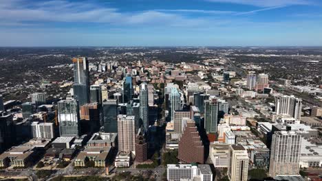 Luftaufnahme-über-Die-Stadt-In-Richtung-Texas-State-Capitol,-Herbsttag-In-Austin,-Usa
