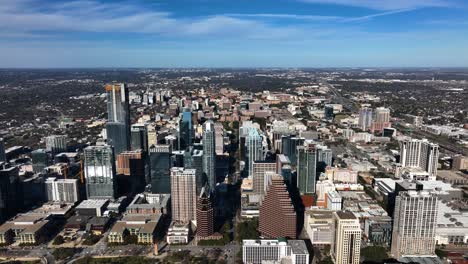 vista aérea sobre la ciudad hacia el capitolio del estado de texas, día de otoño en austin, estados unidos