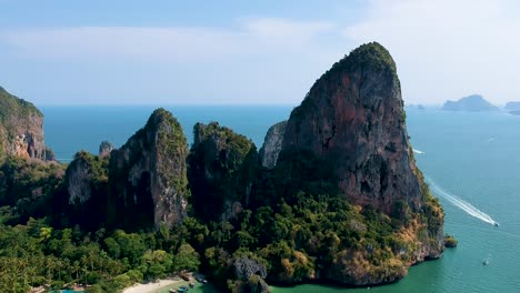 hermoso paisaje aéreo tomado de la playa de railay, ao nang, krabi, tailandia