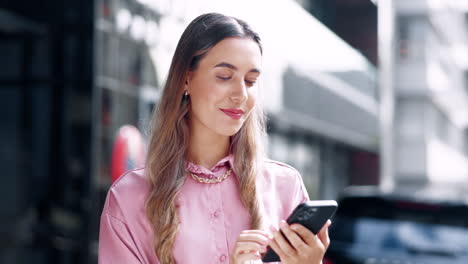 Teléfono,-Mecanografía-Y-Sonrisa-De-Mujer-En-La-Ciudad