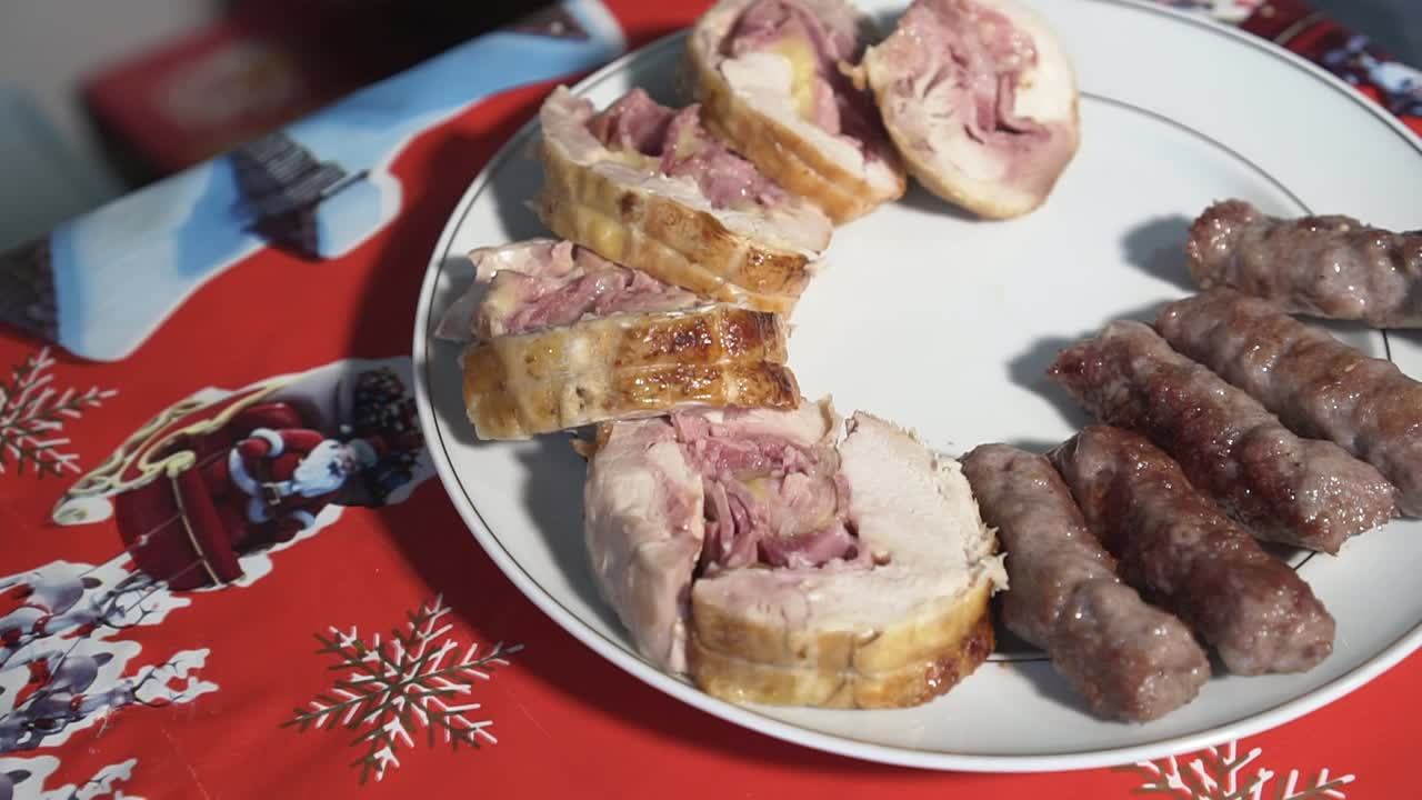 hermoso plato con la carne lista, todo decorado, organizado