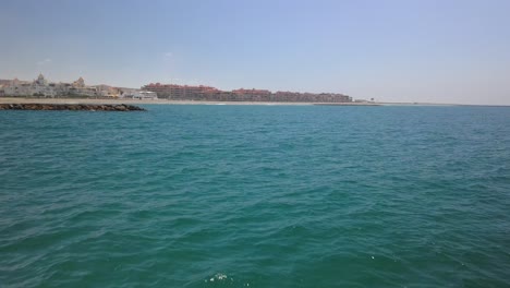 la ciudad de almerimar en almería durante un día soleado de verano