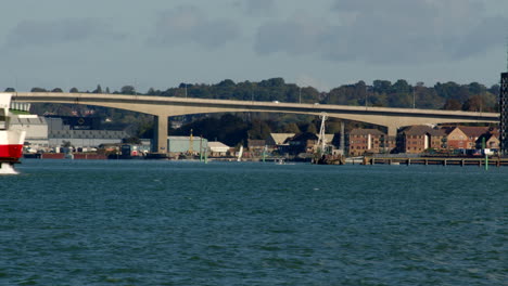 isla de wight ferry embudo rojo entra en el cuadro en el solent southampton con velero y puente de peaje de itchen en el fondo