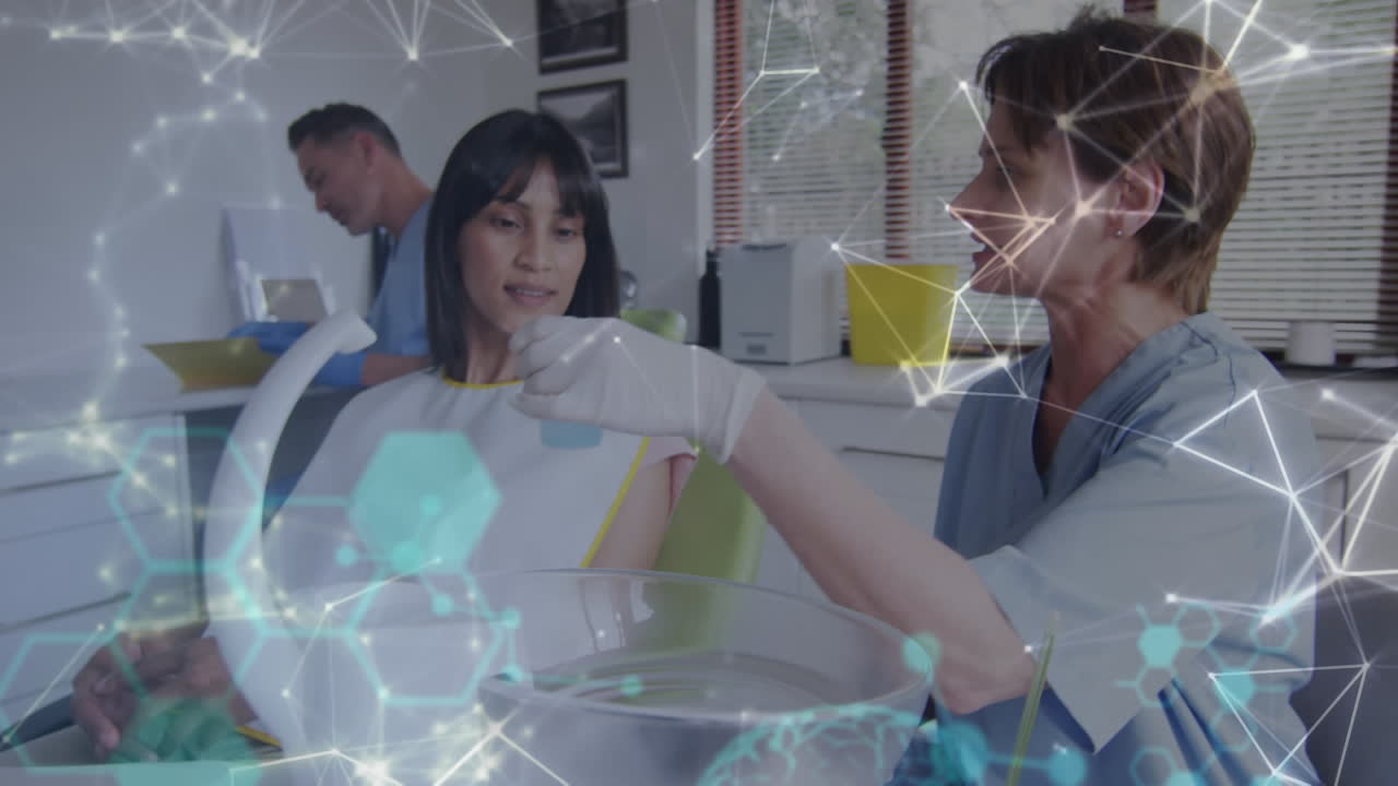 백인 여성 치과의사와 여성 환자에 대한 데이터 처리의 애니메이션