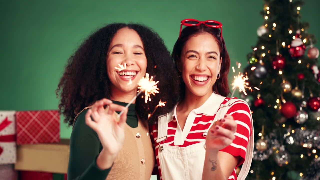 Dos mujeres celebrando la Navidad con bengalas