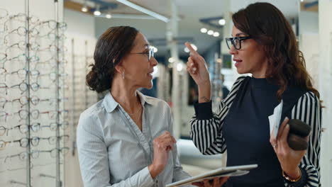 optician helping a customer choose eyeglasses