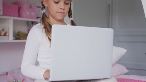Chica-Usando-Laptop-En-El-Dormitorio-En-Una-Casa-Cómoda-4k