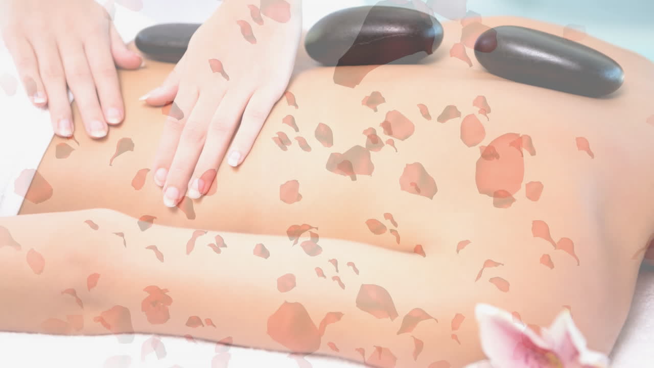 뜨거운 돌 마사지를 하는 여자