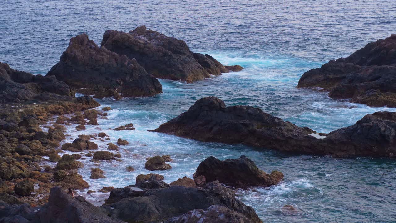 Paesaggio marino da sogno su una costa rocciosa vulcanica esotica, Tenerife, al rallentatore