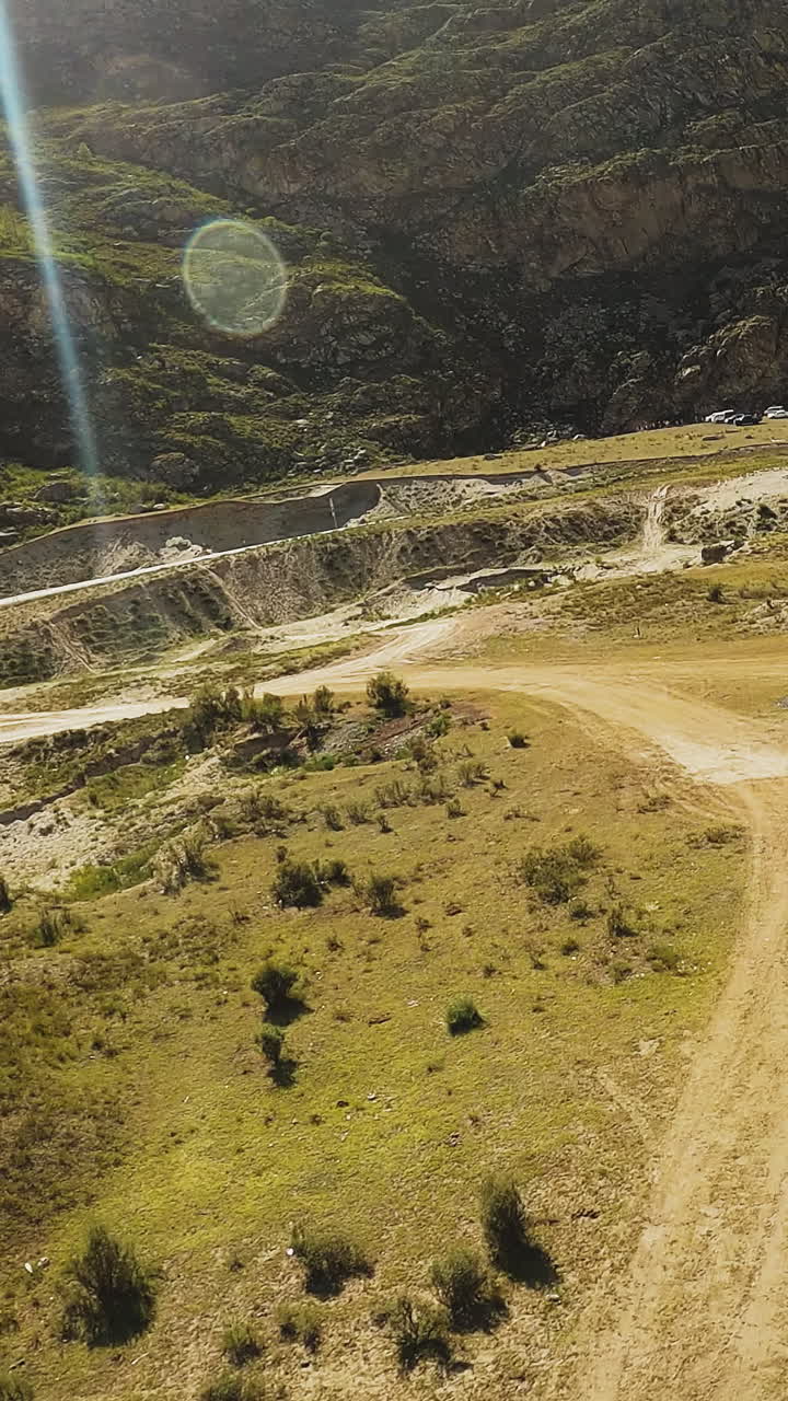 terreno con compleja red de senderos de tierra fpv. paisaje perfecto para el parque de entrenamiento de motocross con caminos que cortan a través de tierra polvorienta contra acantilados
