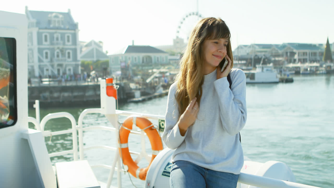 페리 4k에서 여행하는 동안 휴대 전화로 이야기하는 여성