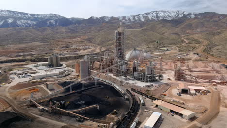 Betonfabrik-In-Der-Wüste-Von-Arizona,-In-Der-Nähe-Von-Clarkdale---Aerial-Orbit