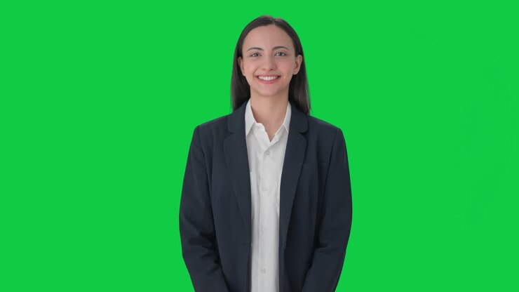 mujer de negocios india feliz sonriendo a la cámara pantalla verde